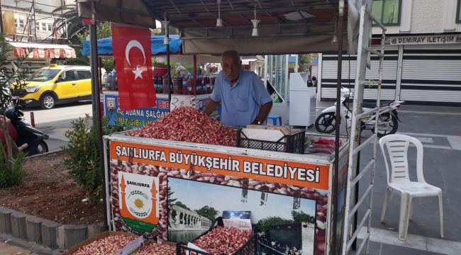 Fıstıkçı Esnafı, 30 yıldır Türk Bayrağı Asıyor