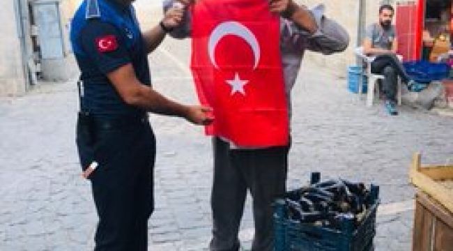 Eyyübiye Belediyesi, Mehmetçiğe Destek İçin Türk Bayrağı Dağıttı