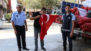 Haliliye Belediyesinden Vatandaşlara Türk Bayrağı