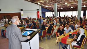 HRÜ Rektörü Çelik, Yabancı Öğrencilerle Yemekte Bir Araya Geldi