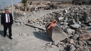 Kızılkoyun'da yıkım çalışmalarını devam ediyor