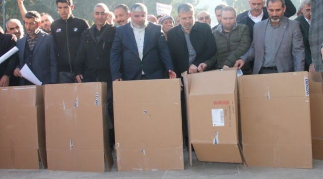 Şanlıurfa’da Uygur protestosu: Kartondan yaptıkları Çin Seddi’ni yıktılar