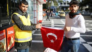 Haliliyeliler Tepkilerini Türk Bayrağını Öperek Gösterdi