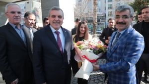 Bakan Yardımcısı Bağlı Büyükşehir Belediyesini Ziyaret Etti