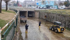 Büyükşehir Kent Merkezinde Dereleri Temizliyor  