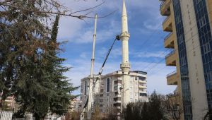 Karaköprü’de Deprem Sonrası Kayan Cami Minaresi Yıkıldı  