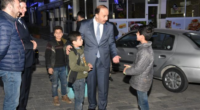 Gece Yarısı Sokakta Gezen Çocuklar, Vali ve Emniyet Müdürüne Yakalandı