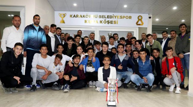 Karaköprü Belediyespor Yönetimi şampiyon U19 gençlerini ağırladı