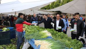 Karaköprü’de Pazarcılara Eldiven Ve Maske Dağıtıldı