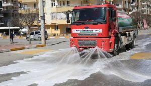 Karaköprü'de Yollar Köpüklü Suyla Yıkanarak Dezenfekte Ediliyor