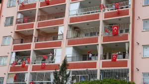 Başkan Kuş, Balkonlarda Bayrak Sallayan Çocuklarla 23 Nisan'ı Kutladı.