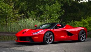 Ferrari marka otomobili olan bir kişi bin liralık yardıma başvurdu