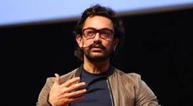 Aamir Khan’ın yaptığı bir kilo un yardımının içine 15 bin rupi yerleştirdiği iddiası