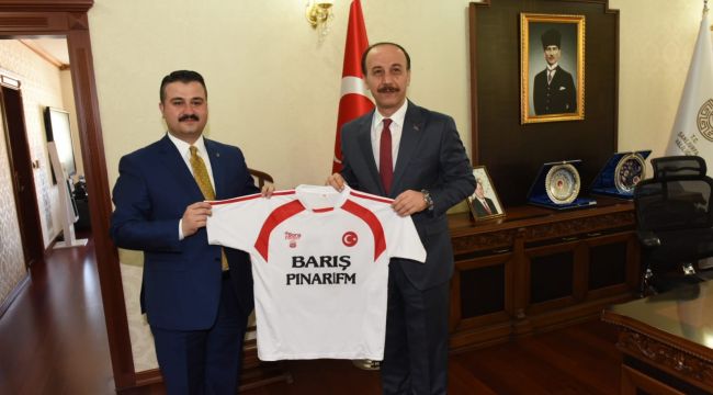 Barış Pınarı FM, Canlı Yayın Konuklarıyla Gündemin Nabzını Tutuyor