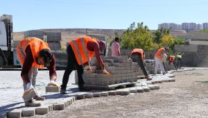 Karaköprü Kırsalında Kilitli Parke Çalışmaları Sürüyor  