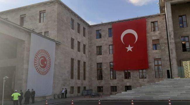Meclis’te Erdoğan’ın Posteri Yerine Türk Bayrağı