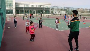 Büyükşehir Belediyesi İle Geleceğin Tenis Şampiyonları Yetişiyor