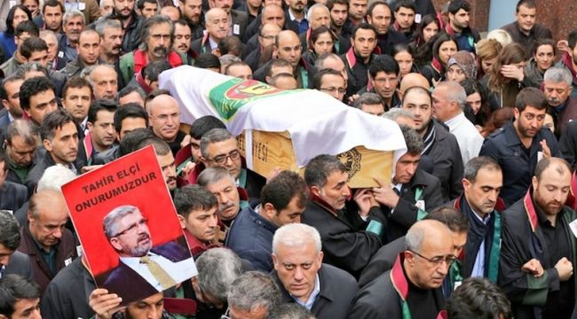 Savcılık Tahir Elçi’nin Cenazesini ‘Terörist Cenazesi’ Diye Sunan Erkan Tan’a Takipsizlik Verdi!