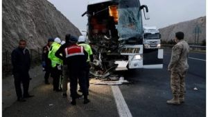 Şanlıurfa'da yolcu otobüsü tıra arkadan çarptı: 3 ölü, 41 yaralı