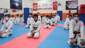 Başkan Beyazgül Karate Yapan Gençlerle Bir Araya Geldi