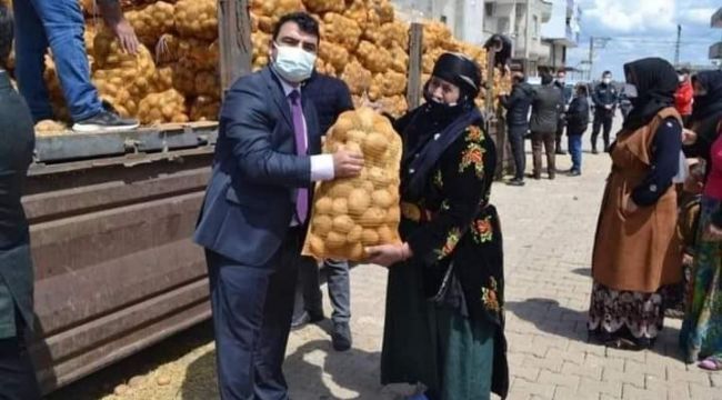 Patates dağıtımını şova çevirdiler! Urfa’da acınası kareler