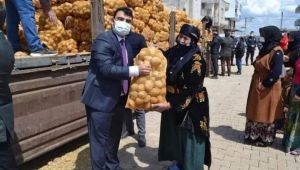 Patates dağıtımını şova çevirdiler! Urfa’da acınası kareler