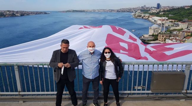 CHP'li Vekiller Dev Pankartı Köprüye Astı