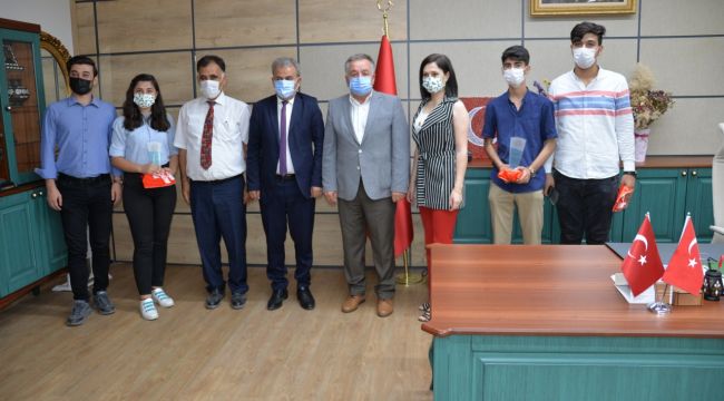 Suruç Fen Lisesinin TÜBİTAK Türkiye Birincisi Öğrencileri İl Müdürlüğünü Ziyaret Ettiler