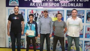 Başkan Kuş, Şampiyon Sporcuyu Ödüllendirdi