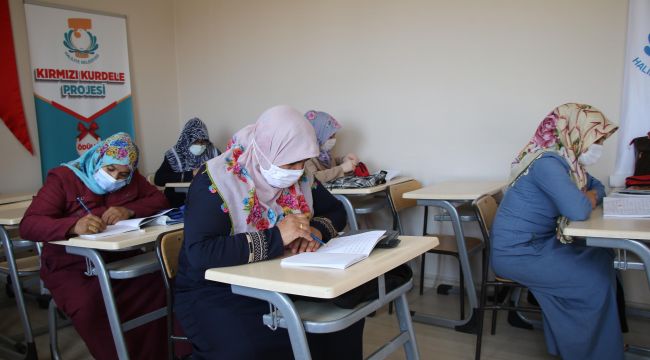 Haliliye’de Kadınlar Okuma Öğrenirken, Çocukları Kreşte Eğitim Alıyor