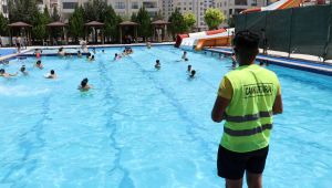 Karaköprü’de Vatandaşlar Yüzme Havuzunda Serinliyor