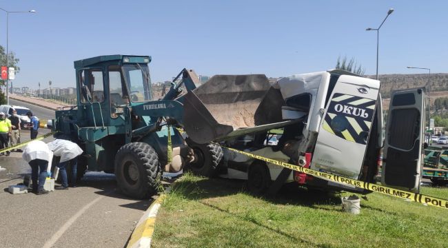 Şanlıurfa'da öğrenci servisi ile iş makinesi çarpıştı: yaralılar var