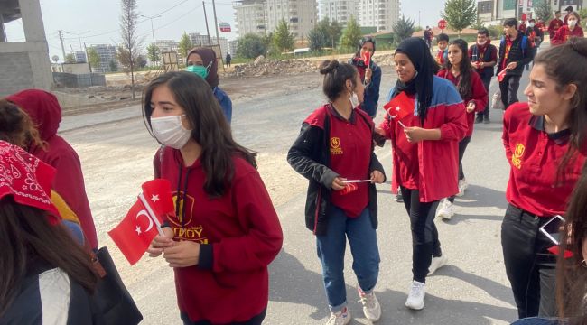 YÖNTEM KOLEJİ öğretmen ve öğrencileri, esnafa bayrak dağıttılar