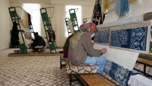 Karaköprü Kırsalında Kadınlar El Emeği Halılar Üretiyor