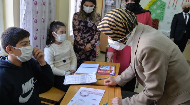 Bakan Özer'in Eşi Nebahat Özer, Şanlıurfa'da Okulları ziyaret etti, çocuklara hediyeler dağıttı 