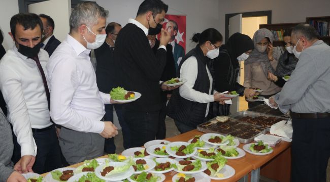 Urfalı Müdürün Miraç Kandili nedeniyle Çiğköfte ikramı