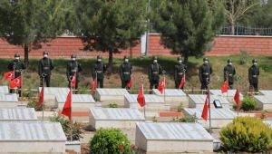 Tarihi Zaferin Yıl Dönümünde Şehitler Anıtına Çelenk Sunuldu