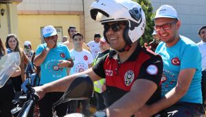 Özel Çocuklar Trafik Polisi Olup Sürücüleri Uyardı