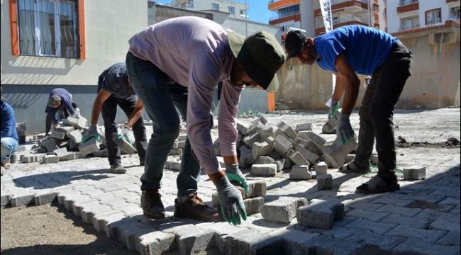 Siverek’te deforme olan sokaklara kilitli parke taşı döşeniyor