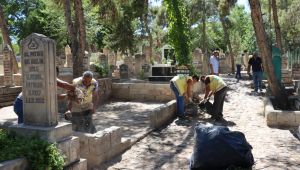 Büyükşehir'den Mezarlıklarda Bayram Temizliği