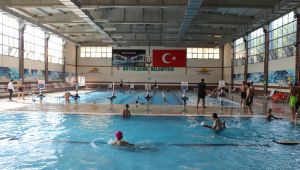 Şanlıurfalı Gençler, Büyükşehir Yüzme Havuzlarında Serinledi