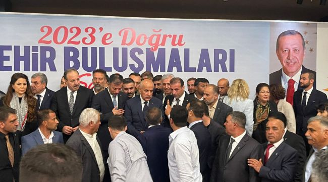 Ak Parti'ye Toplu Katılan ekibe rozetlerini Bakan Kirişçi taktı