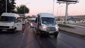 İlçe minibüsleri trafiği tehlikeye atıyor