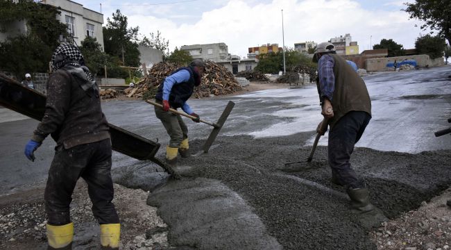 Siverek'te Beton Yol Çalışmaları Devam Ediyor