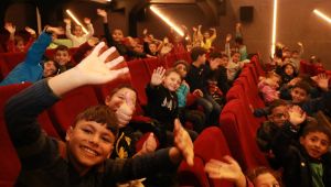 Köy Okulundaki Çocuklar İlk Kez Sinema İle Tanıştı