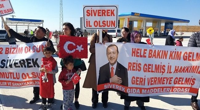 Siverekliler Cumhurbaşkanı'nın konvoyunu il talebi ile karşıladı