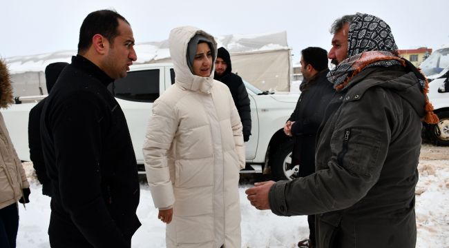 Başkan Çakmak Kırsal mahallelerde karla mücadele çalışmalarına katıldı