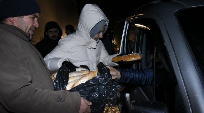 Başkan Çakmak, yolda kalan vatandaşlara kumanya dağıttı