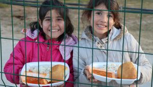 Büyükşehir’den Her Gün Binlerce Depremzedeye Sıcak Yemek