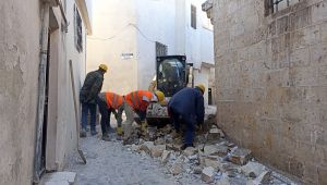 Eyyübiye’nin Tarihi Sokaklarındaki Molozlar Kaldırılıyor